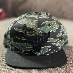 COPY - Chicago bulls camo black metal badge snap back hat